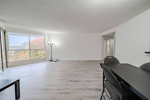 Photo 5 at 511 - 5 Weldrick Road W, North Richvale, Richmond Hill