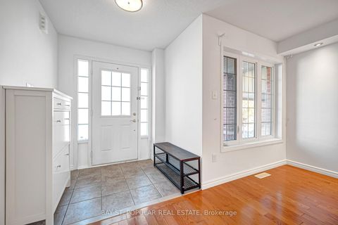 Photo 2 at 21 Westcliffe Crescent, Jefferson, Richmond Hill