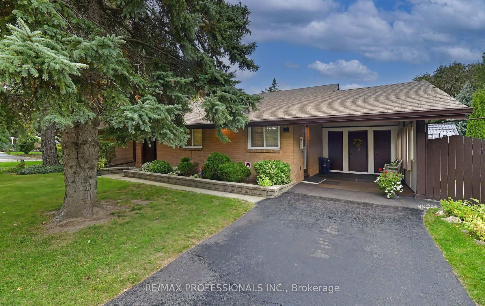 2 Lesterwood Crescent, Bendale, Toronto  by Loree Meneguzzi Real Estate 2 Lesterwood Crescent, Bendale, Toronto