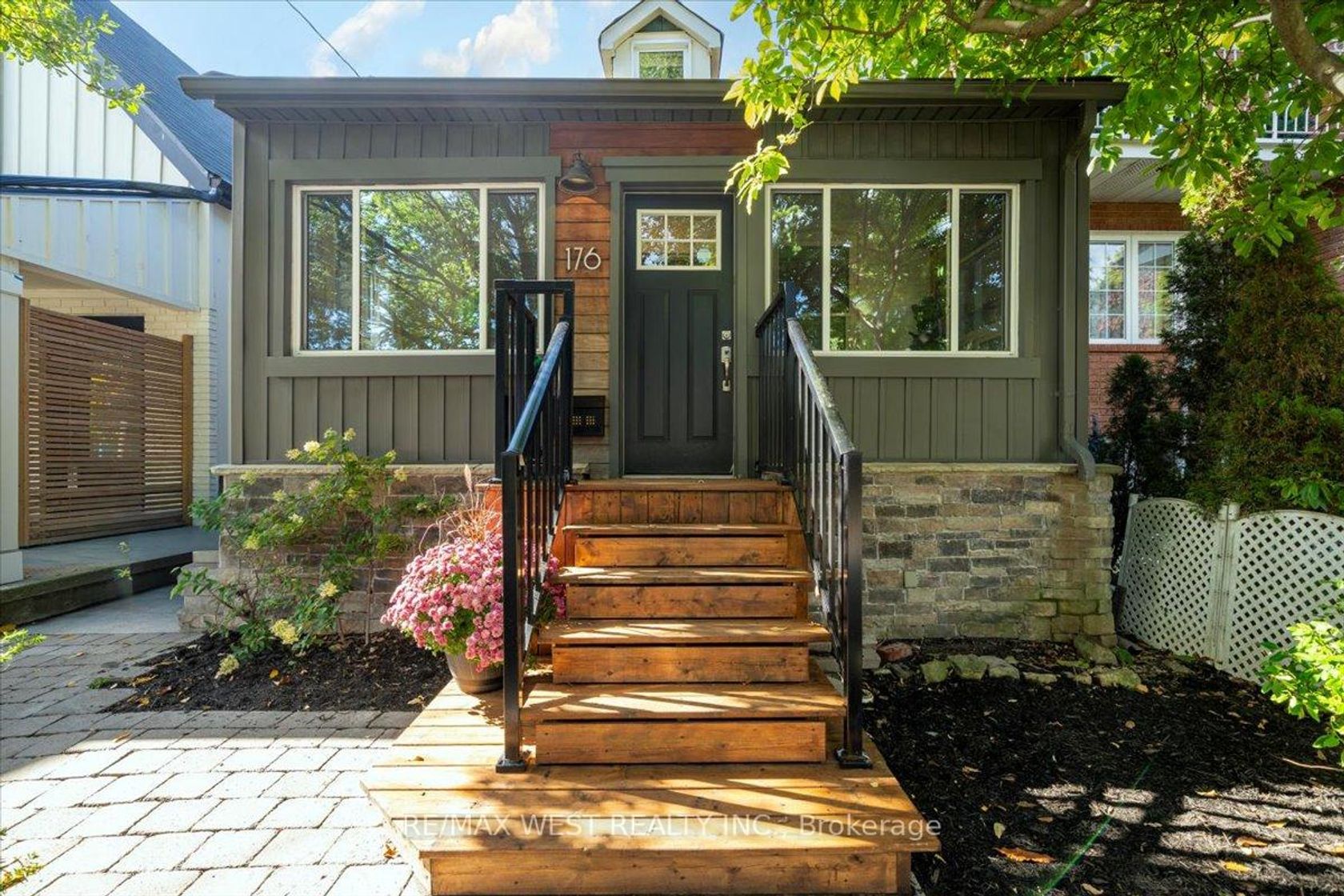 176 Sixth Street, New Toronto, Toronto photo number 2