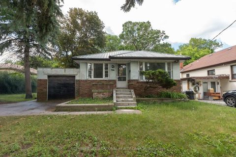 Photo 2 at 17 Ayre Point Road, Cliffcrest, Toronto