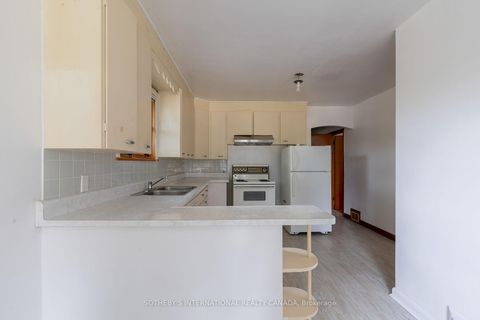 Photo 9 at 17 Ayre Point Road, Cliffcrest, Toronto