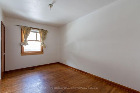 Photo 12 at 17 Ayre Point Road, Cliffcrest, Toronto