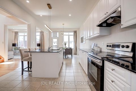 Photo 13 at 10 Caine Street, Rural Richmond Hill, Richmond Hill