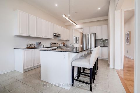 Photo 14 at 10 Caine Street, Rural Richmond Hill, Richmond Hill