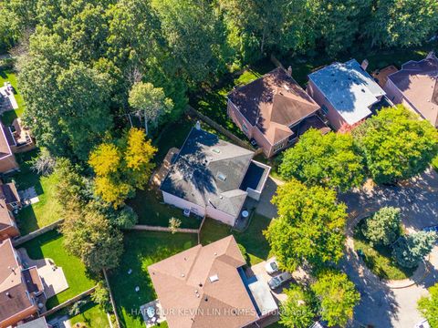 Photo 3 at 25 Pearl Gate Court, Doncrest, Richmond Hill