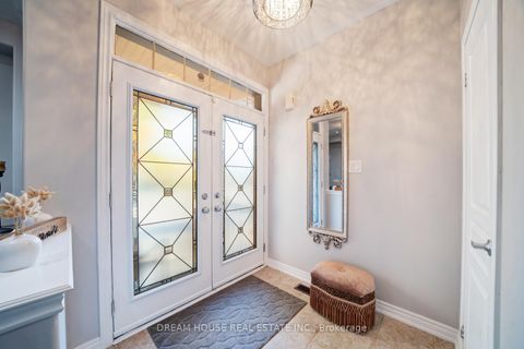 Photo 2 at 20 Heather Drive, Oak Ridges, Richmond Hill