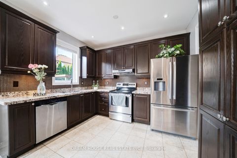 Photo 12 at 20 Heather Drive, Oak Ridges, Richmond Hill