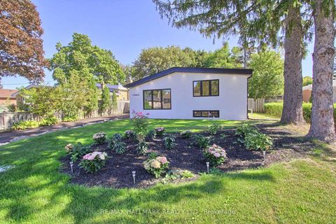 Photo 3 at 25 Knowles Crescent, Aurora Highlands, Aurora