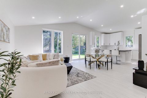 Photo 10 at 25 Knowles Crescent, Aurora Highlands, Aurora