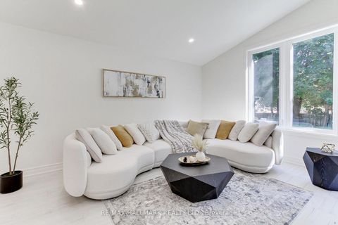 Photo 11 at 25 Knowles Crescent, Aurora Highlands, Aurora