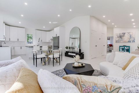 Photo 13 at 25 Knowles Crescent, Aurora Highlands, Aurora