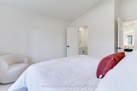 Photo 25 at 25 Knowles Crescent, Aurora Highlands, Aurora