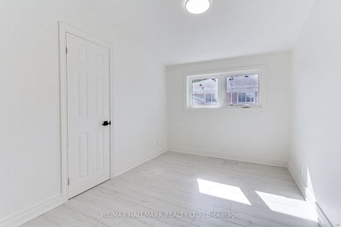 Photo 31 at 25 Knowles Crescent, Aurora Highlands, Aurora