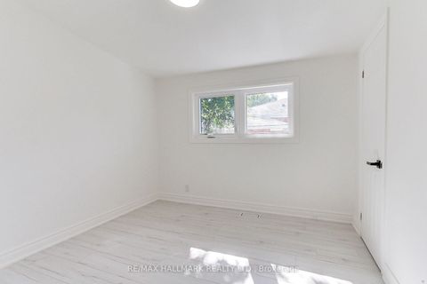 Photo 32 at 25 Knowles Crescent, Aurora Highlands, Aurora