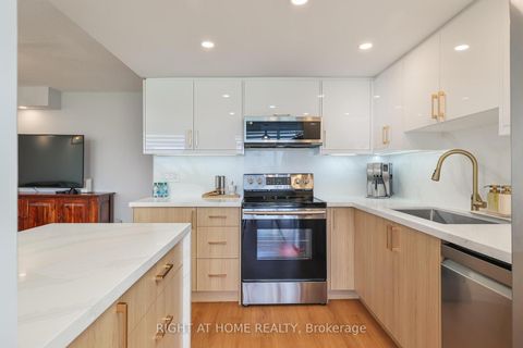 Photo 8 at 802 - 30 Harding Boulevard W, North Richvale, Richmond Hill