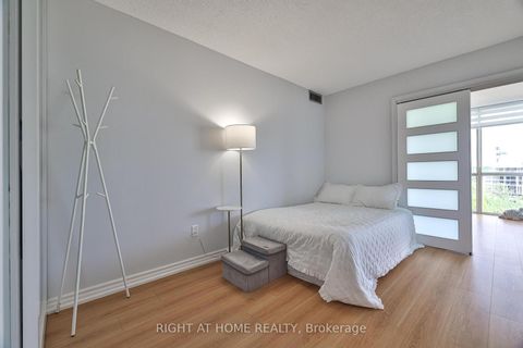 Photo 31 at 802 - 30 Harding Boulevard W, North Richvale, Richmond Hill