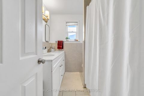 Photo 33 at 22 Hamilton Drive, Leslie Valley, Newmarket