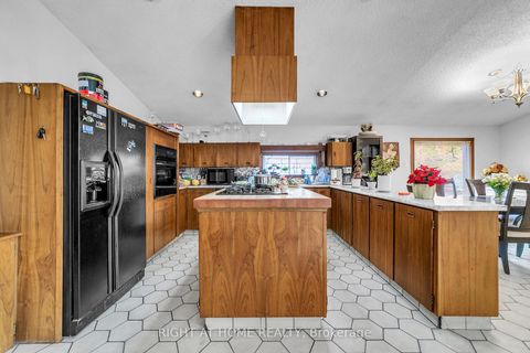 Photo 9 at 1015 Davis Drive, Leslie Valley, Newmarket