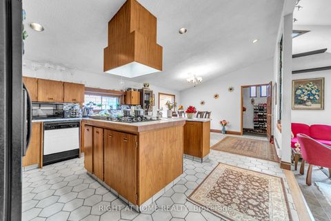 Photo 10 at 1015 Davis Drive, Leslie Valley, Newmarket