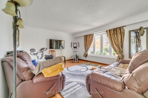 Photo 4 at 1025 Davis Drive, Leslie Valley, Newmarket