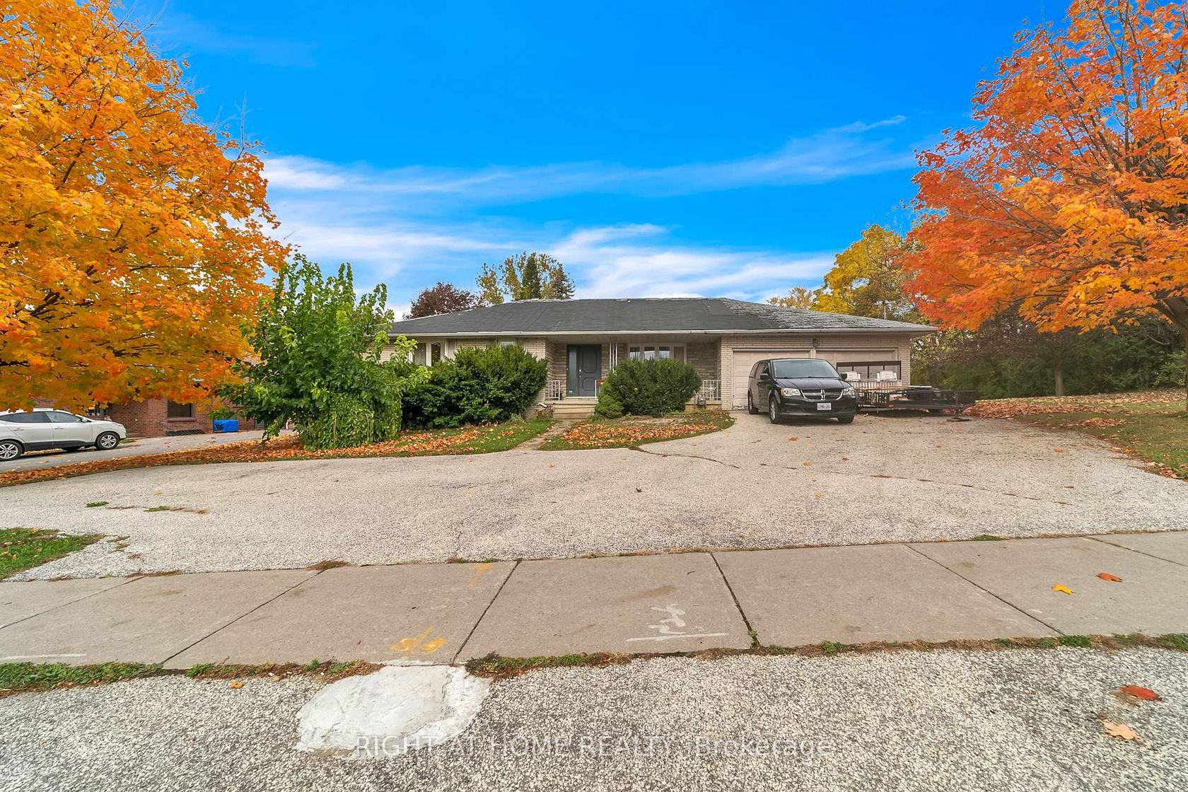 1025 Davis Drive, Leslie Valley, Newmarket photo number 2