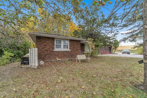 Photo 2 at 1029 Davis Drive, Leslie Valley, Newmarket