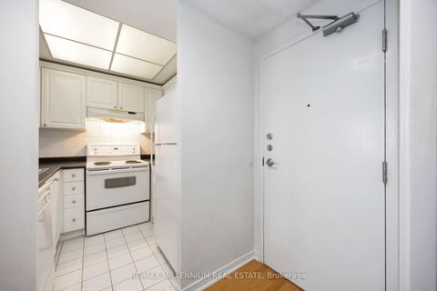 Photo 7 at 312 - 7 Bishop Avenue, Newtonbrook East, Toronto