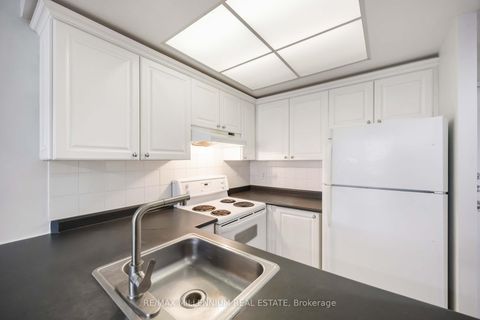 Photo 11 at 312 - 7 Bishop Avenue, Newtonbrook East, Toronto