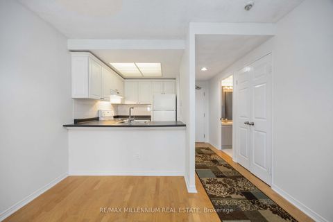 Photo 13 at 312 - 7 Bishop Avenue, Newtonbrook East, Toronto