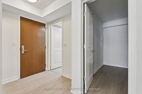Photo 11 at 2201 - 386 Yonge Street, Bay Street Corridor, Toronto
