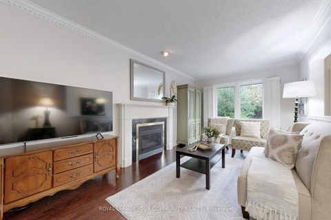 Photo 8 at 44 Tumbleweed Court, East Woodbridge, Vaughan