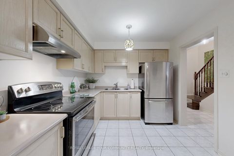 Photo 10 at 44 Tumbleweed Court, East Woodbridge, Vaughan