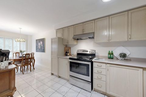 Photo 11 at 44 Tumbleweed Court, East Woodbridge, Vaughan