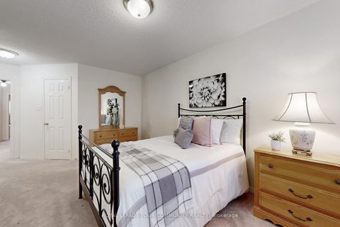 Photo 17 at 44 Tumbleweed Court, East Woodbridge, Vaughan