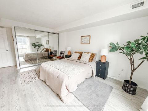 Photo 8 at 813 - 701 King Street W, Niagara, Toronto
