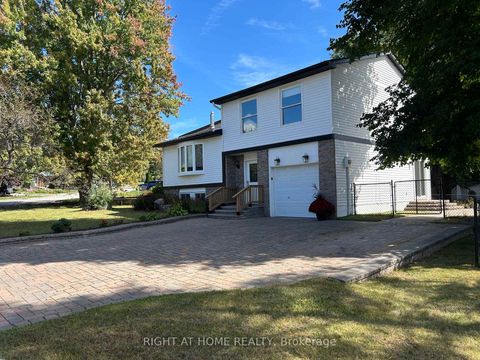 Photo 2 at 832 Boronia Crescent, Leslie Valley, Newmarket