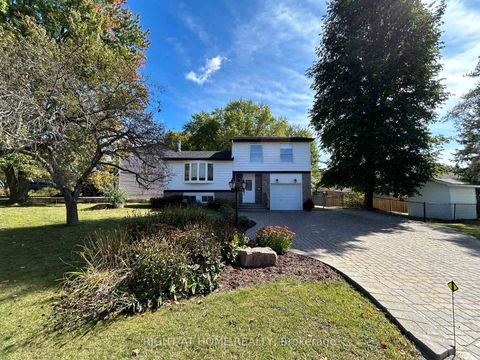 Photo 3 at 832 Boronia Crescent, Leslie Valley, Newmarket