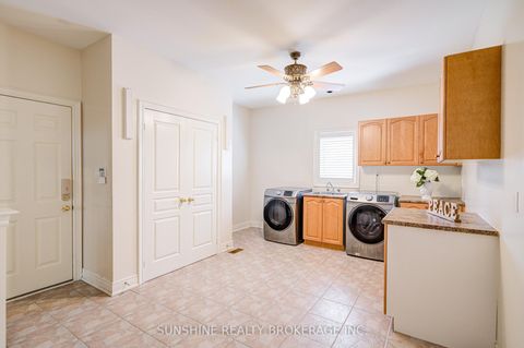 Photo 4 at 19 Aspen Leaf Court, Hills of St Andrew, Aurora