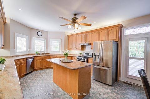 Photo 7 at 19 Aspen Leaf Court, Hills of St Andrew, Aurora