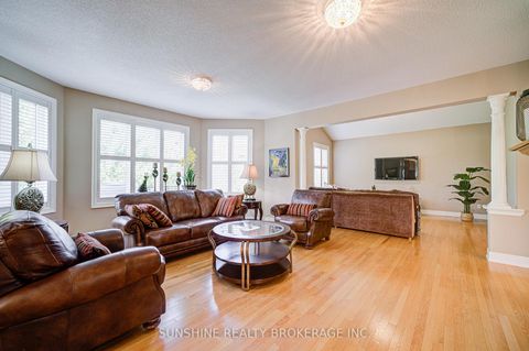 Photo 8 at 19 Aspen Leaf Court, Hills of St Andrew, Aurora