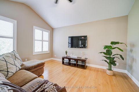 Photo 11 at 19 Aspen Leaf Court, Hills of St Andrew, Aurora