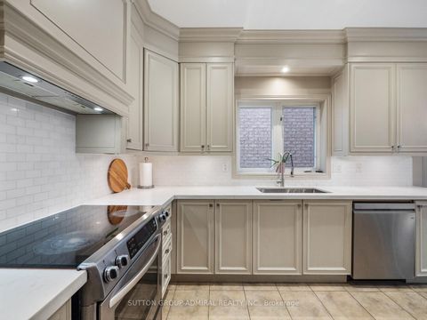 Photo 5 at 192 Chayna Crescent, Patterson, Vaughan