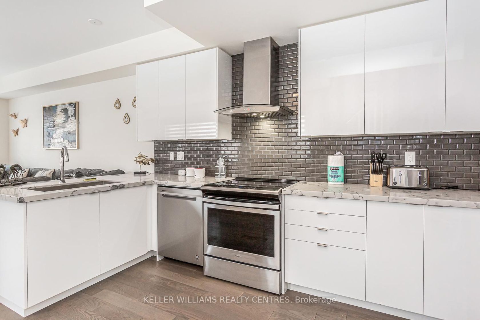 Photo 6 at 89 William Duncan Road, CFB, Toronto Photo 6 at 89 William Duncan Road, CFB, Toronto
