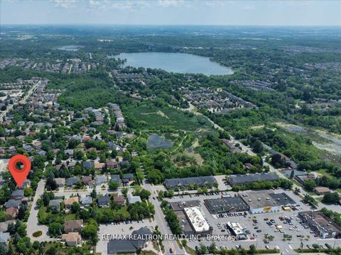 Photo 2 at 29 Westbourne Court, Oak Ridges Lake Wilcox, Richmond Hill