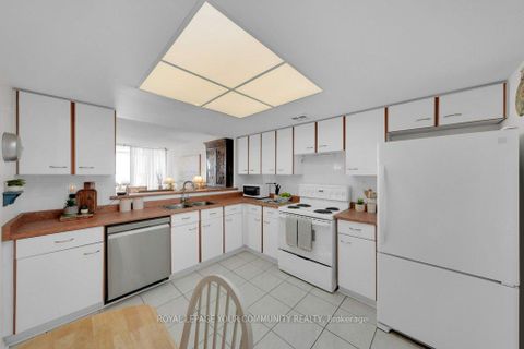 Photo 8 at 1407 - 33 Weldrick Road E, Observatory, Richmond Hill