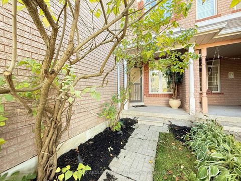 Photo 3 at 44 Craddock Street, Maple, Vaughan