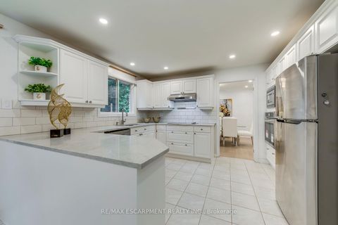 Photo 10 at 170 Cavendish Court, MO Morrison, Oakville