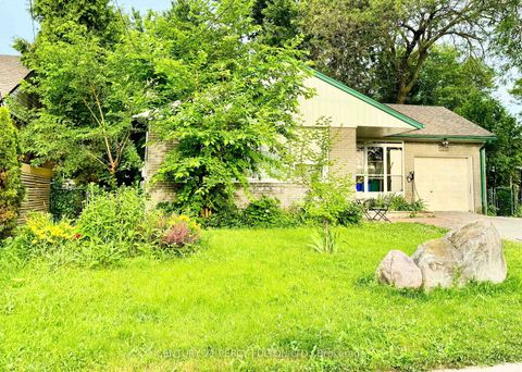 Photo 1 at 272 Conestoga Avenue, Harding, Richmond Hill