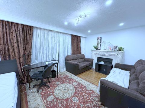 Photo 8 at 272 Conestoga Avenue, Harding, Richmond Hill Photo 8 at 272 Conestoga Avenue, Harding, Richmond Hill